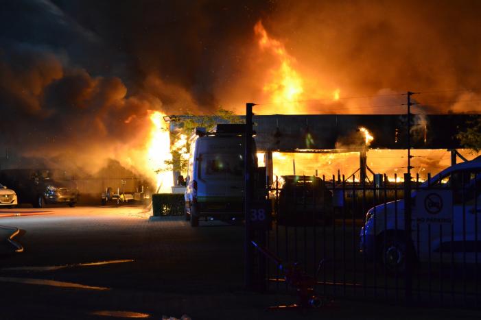 Bedrijfsverzamelgebouw verwoest door grote uitslaande brand