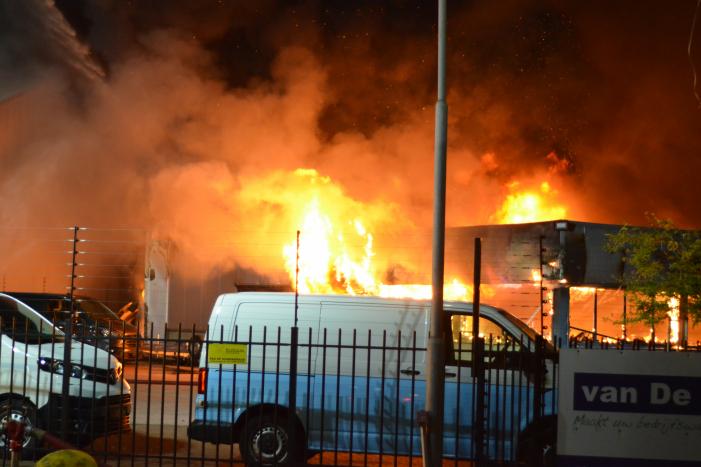 Bedrijfsverzamelgebouw verwoest door grote uitslaande brand