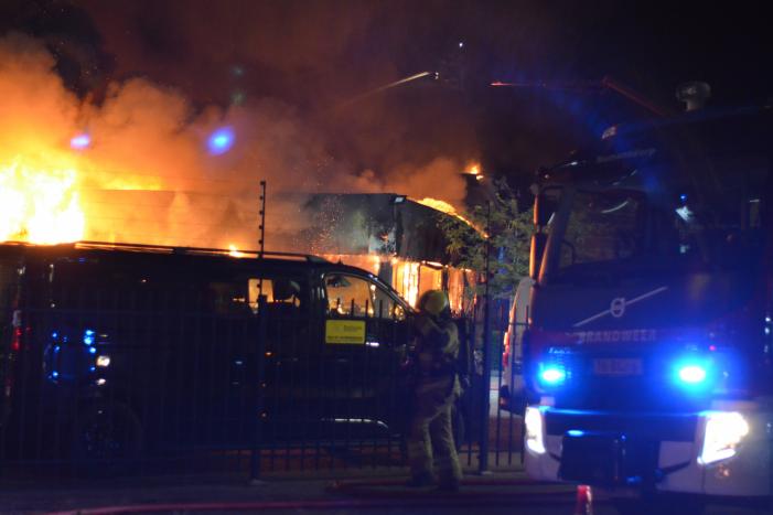Bedrijfsverzamelgebouw verwoest door grote uitslaande brand