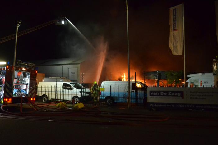 Bedrijfsverzamelgebouw verwoest door grote uitslaande brand