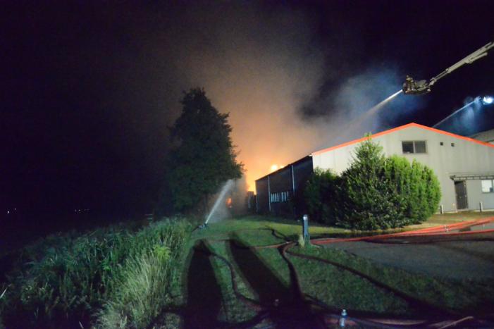 Bedrijfsverzamelgebouw verwoest door grote uitslaande brand