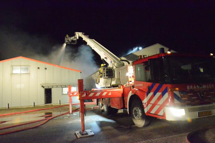 Bedrijfsverzamelgebouw verwoest door grote uitslaande brand