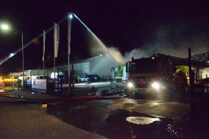 Bedrijfsverzamelgebouw verwoest door grote uitslaande brand