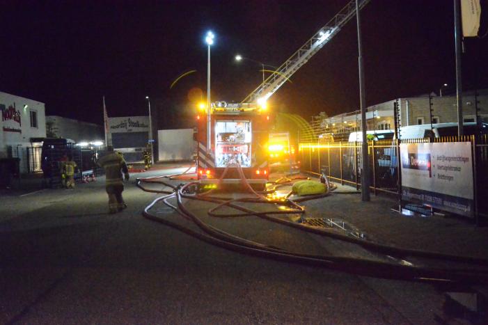 Bedrijfsverzamelgebouw verwoest door grote uitslaande brand