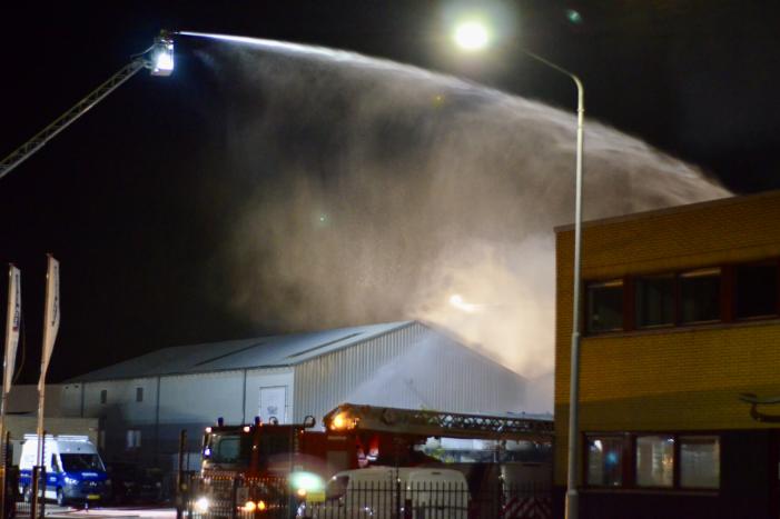 Bedrijfsverzamelgebouw verwoest door grote uitslaande brand