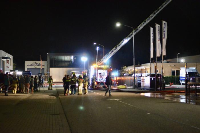 Bedrijfsverzamelgebouw verwoest door grote uitslaande brand