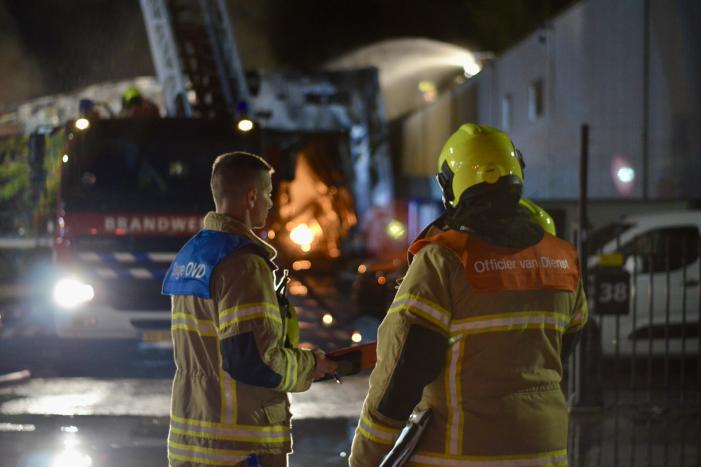 Bedrijfsverzamelgebouw verwoest door grote uitslaande brand