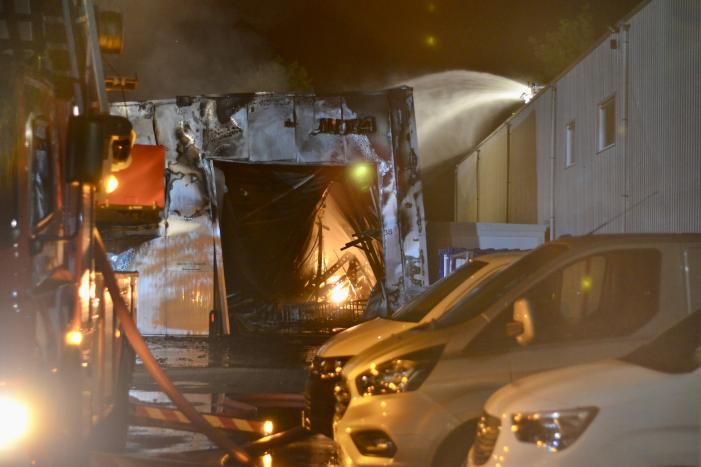 Bedrijfsverzamelgebouw verwoest door grote uitslaande brand