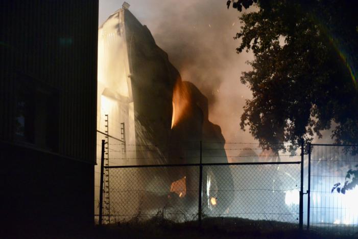 Bedrijfsverzamelgebouw verwoest door grote uitslaande brand