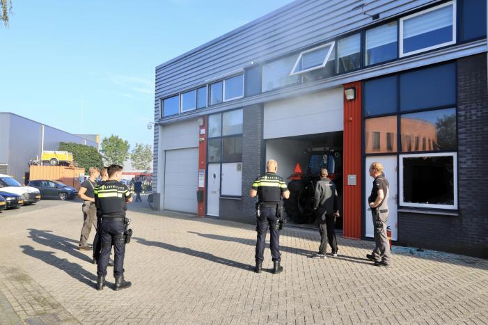 Medewerkers blussen brand in bedrijfsverzamelgebouw