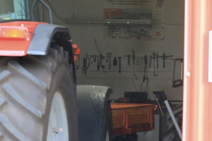 Medewerkers blussen brand in bedrijfsverzamelgebouw