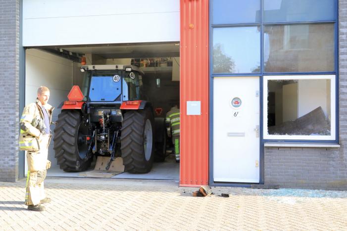 Medewerkers blussen brand in bedrijfsverzamelgebouw