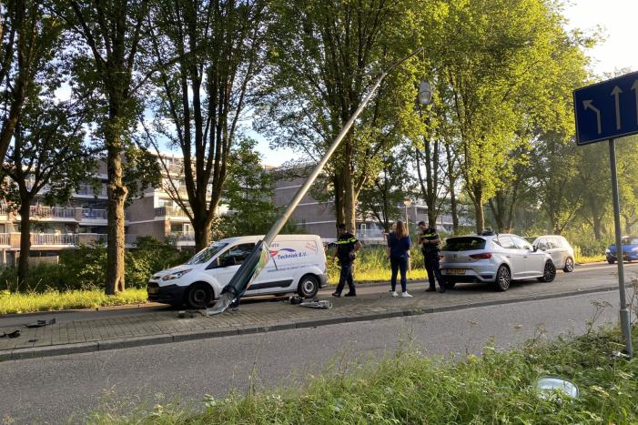 Bestuurder raakt middengeleider en ramt vervolgens verkeerspaal