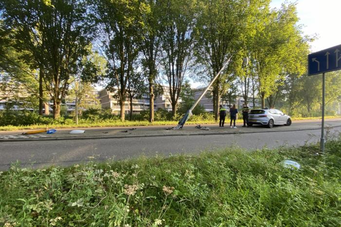 Bestuurder raakt middengeleider en ramt vervolgens verkeerspaal