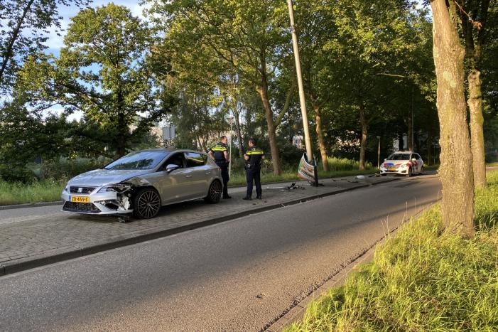 Bestuurder raakt middengeleider en ramt vervolgens verkeerspaal