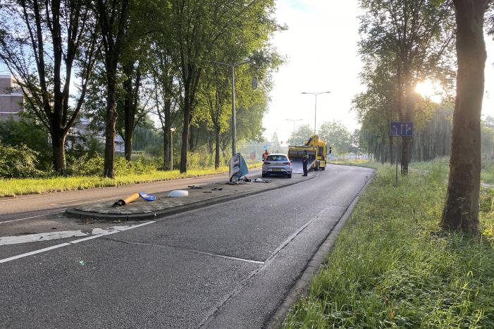 Bestuurder raakt middengeleider en ramt vervolgens verkeerspaal
