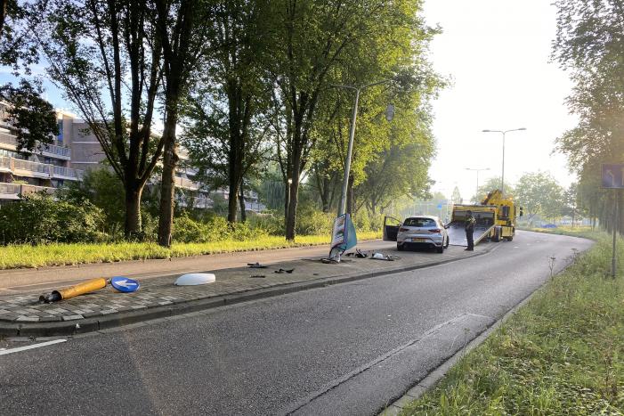 Bestuurder raakt middengeleider en ramt vervolgens verkeerspaal