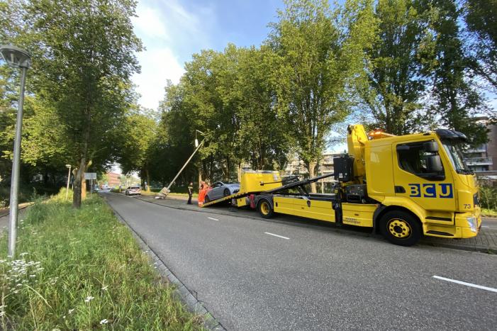 Bestuurder raakt middengeleider en ramt vervolgens verkeerspaal