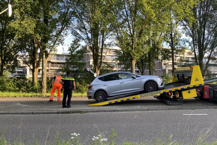 Bestuurder raakt middengeleider en ramt vervolgens verkeerspaal