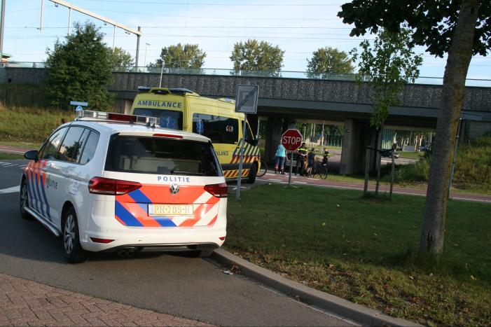 Overstekende fietser geschept door auto