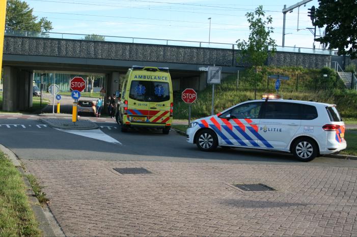 Overstekende fietser geschept door auto