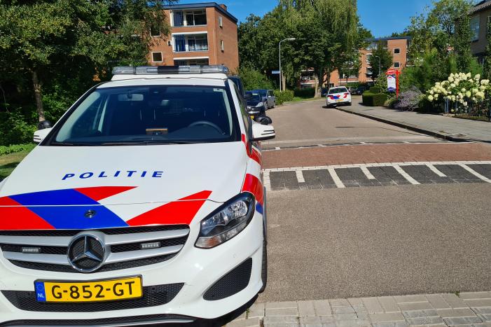 Politie vliegt achtertuin in, vrouw afgevoerd
