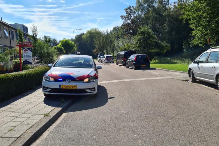 Politie vliegt achtertuin in, vrouw afgevoerd