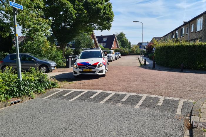Politie vliegt achtertuin in, vrouw afgevoerd