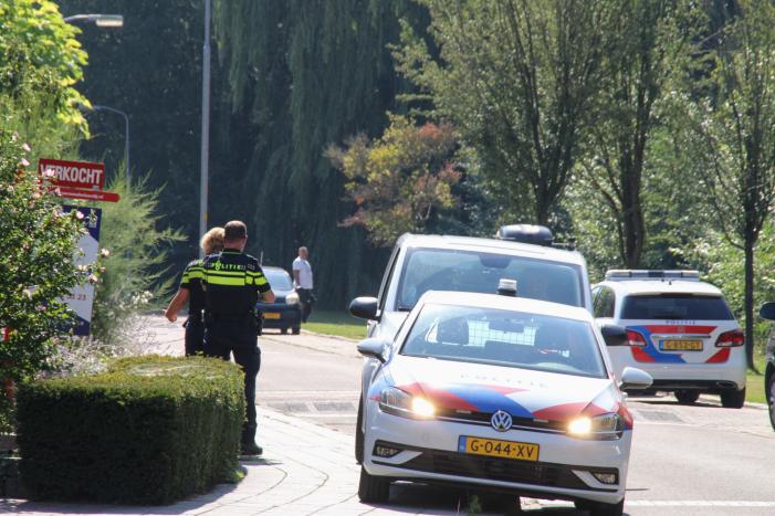 Politie vliegt achtertuin in, vrouw afgevoerd