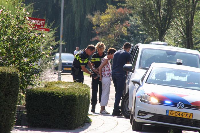 Politie vliegt achtertuin in, vrouw afgevoerd