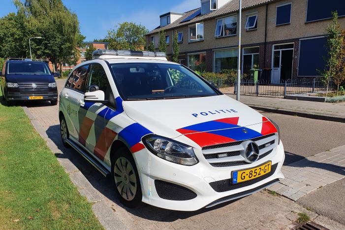 Politie vliegt achtertuin in, vrouw afgevoerd