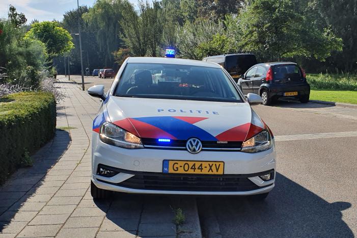 Politie vliegt achtertuin in, vrouw afgevoerd