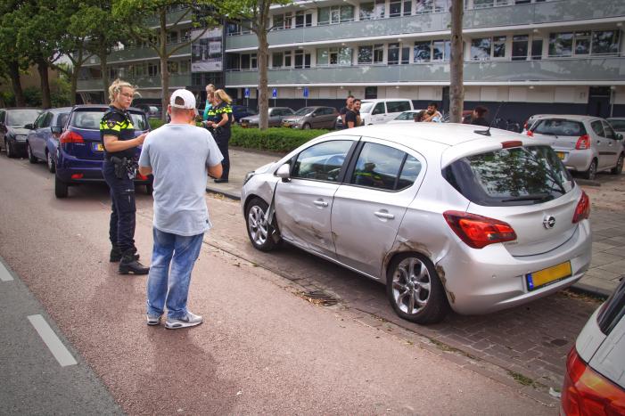 Vrouw wijkt uit en botst op geparkeerde auto's