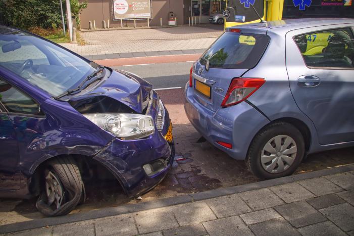 Vrouw wijkt uit en botst op geparkeerde auto's