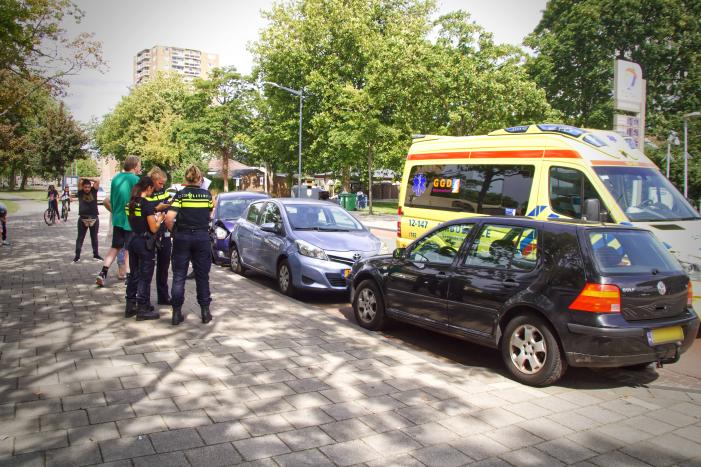 Vrouw wijkt uit en botst op geparkeerde auto's
