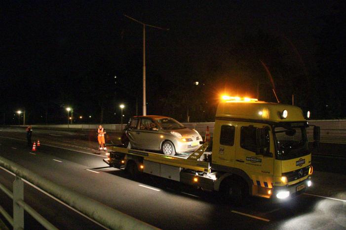 Flinke schade na botsing met lantarenpaal