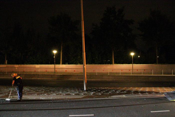 Flinke schade na botsing met lantarenpaal