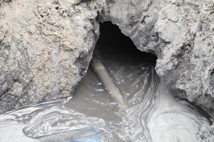 Waterleiding stuk getrokken bij graafwerkzaamheden