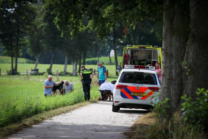 Fietster rijdt met fiets de sloot in