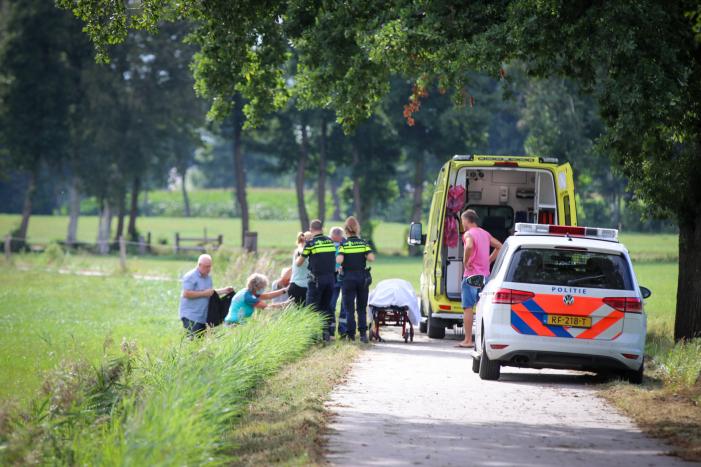 Fietster rijdt met fiets de sloot in
