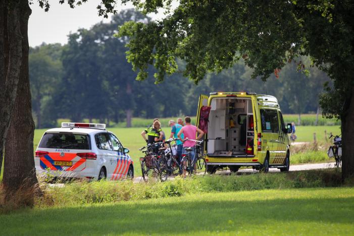 Fietster rijdt met fiets de sloot in