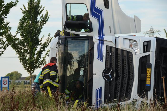 Vrachtwagen belandt op zijn kant