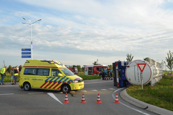 Vrachtwagen belandt op zijn kant