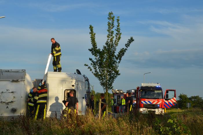 Vrachtwagen belandt op zijn kant