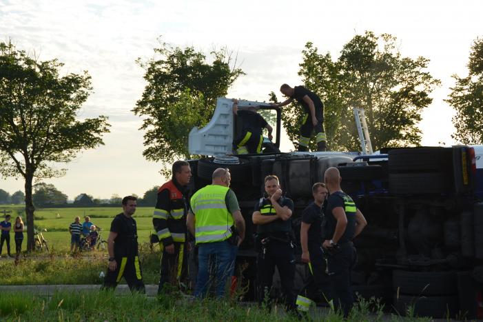 Vrachtwagen belandt op zijn kant