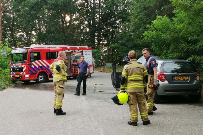 Geparkeerde auto vat vlam