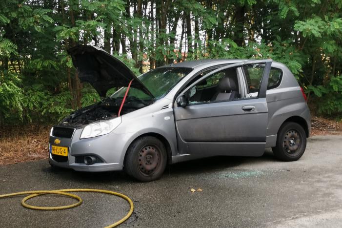 Geparkeerde auto vat vlam
