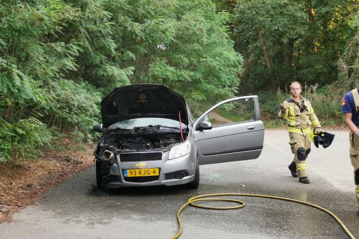 Geparkeerde auto vat vlam