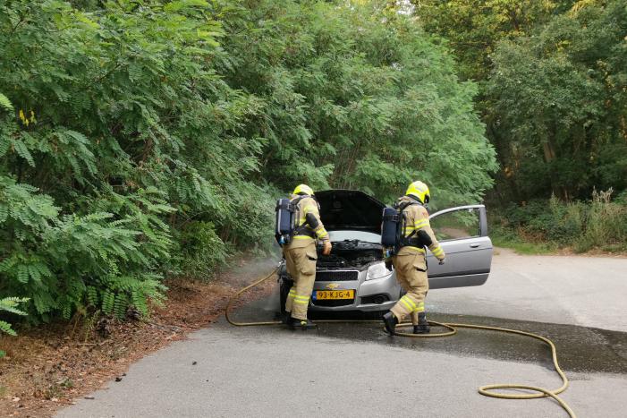 Geparkeerde auto vat vlam