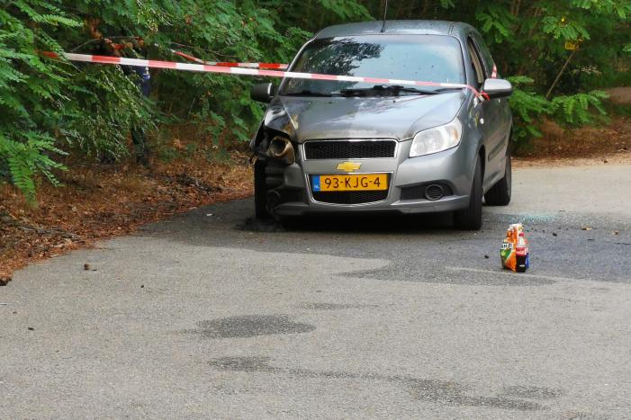 Geparkeerde auto vat vlam